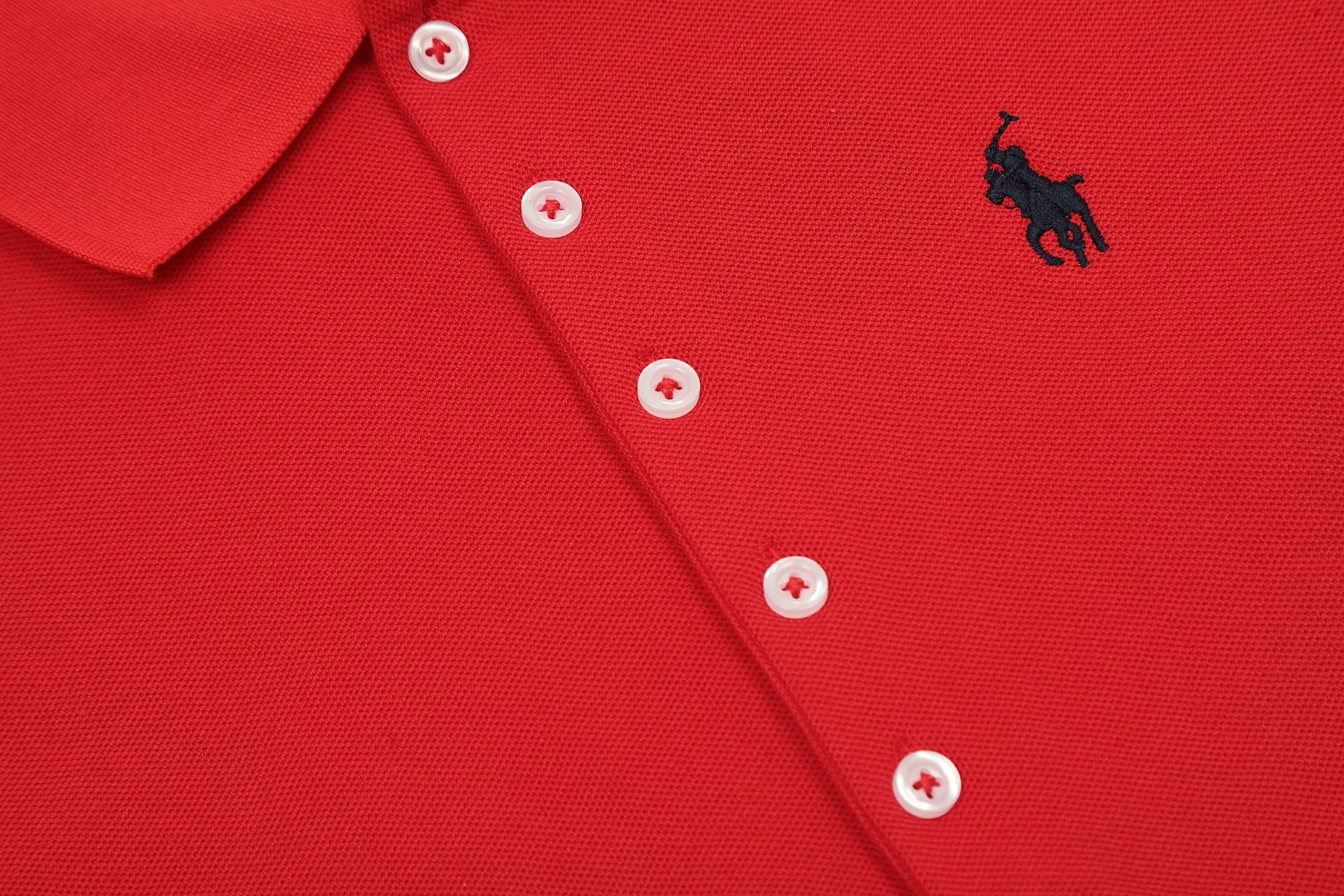 🅿️152 "Top quality" Style number: DS004# (not off the shelves all year round) [Ralph Lauren classic pony embroidered lapels women's slim fit POLO short sleeves] ✅Ralph Lauren Ralph Lauren classic basic women's all-match slim fit POLO short sleeves ✅Main supplier platform live broadcast Wholesale entities Replenish when out of stock Not off the shelves ✅ZP quality 1:1 pattern making Scan the code to enter the GF website Z cabinet quality ✅Details and quality are the only one in Guangzhou. Imported pique fabrics focus on high-end and cost-effective. Needless to say good quality. ✅The version is restored to the original order. The maximum size can be worn up to 130 pounds. Loose, comfortable and stress-free.